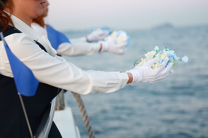 司仪主持进行撒花仪式