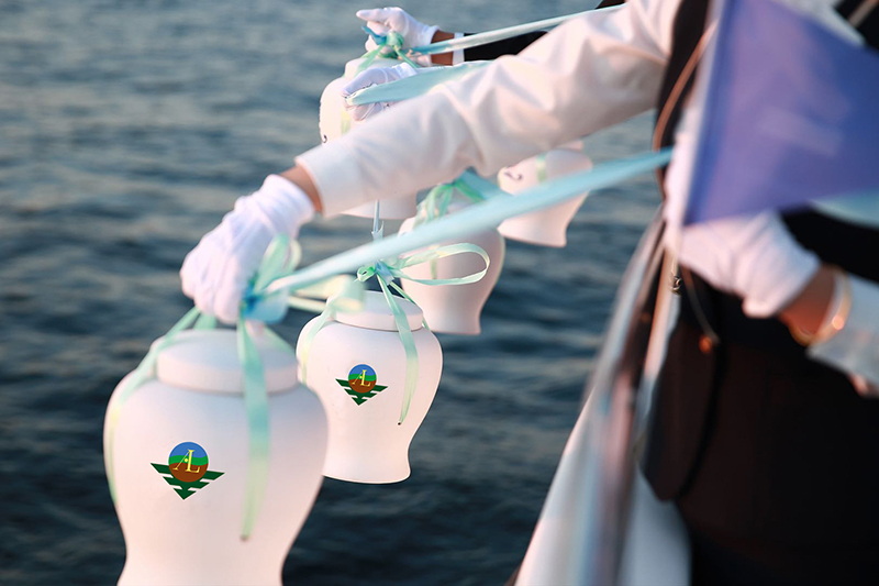 司仪主持进行海葬仪式