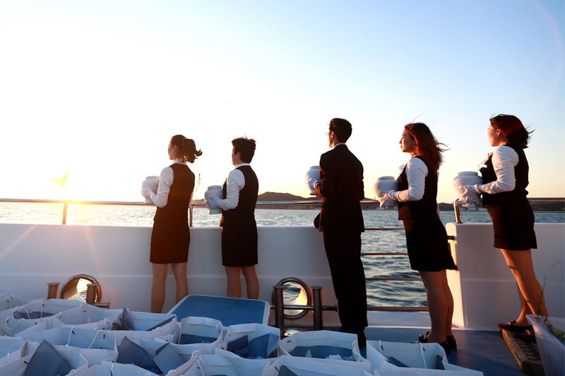 司仪主持进行海撒仪式