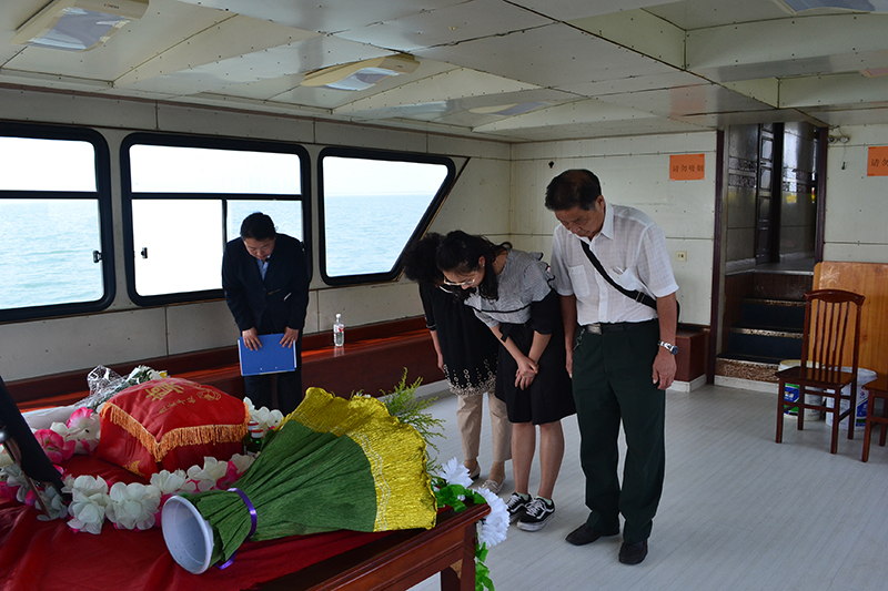 司仪主持进行哀思仪式