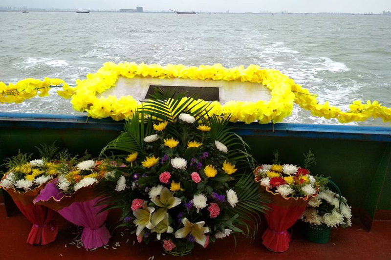 骨灰海撒撒灰台鲜花布置