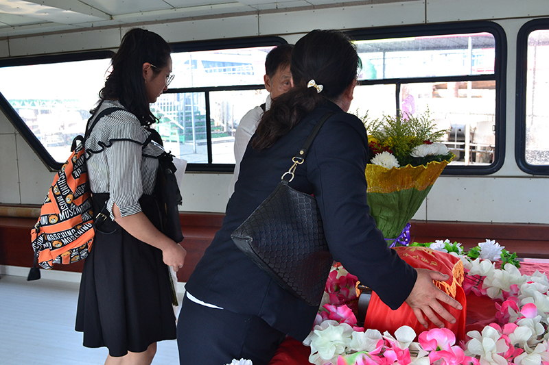 北京骨灰海撒司仪主持进行仪式布置