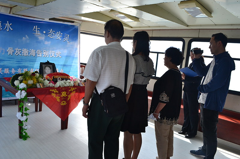 北京骨灰海撒司仪主持进行哀思仪式