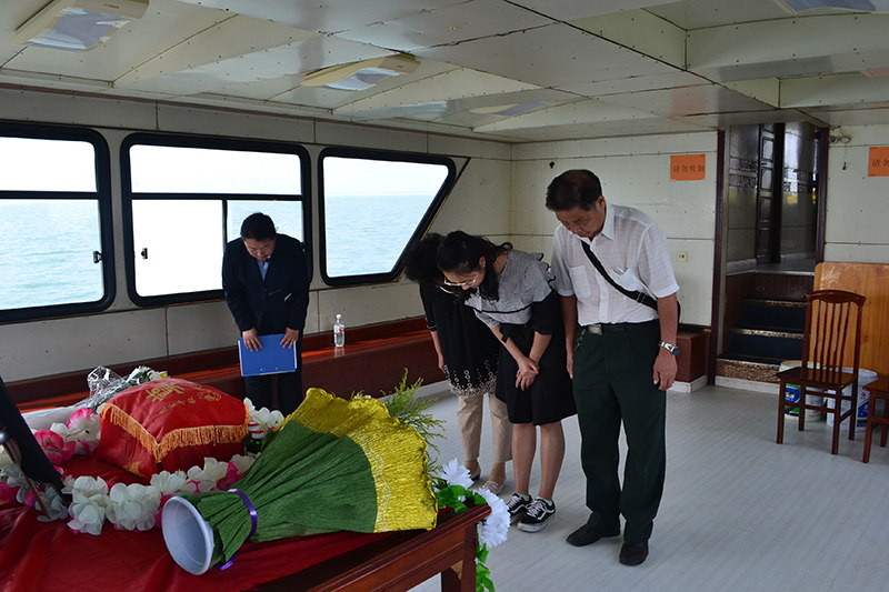 北京骨灰海撒司仪主持进行哀思仪式